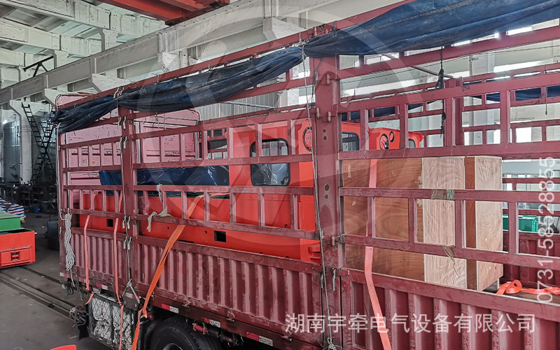 12噸鋰電池電機車裝車發貨 2.jpg