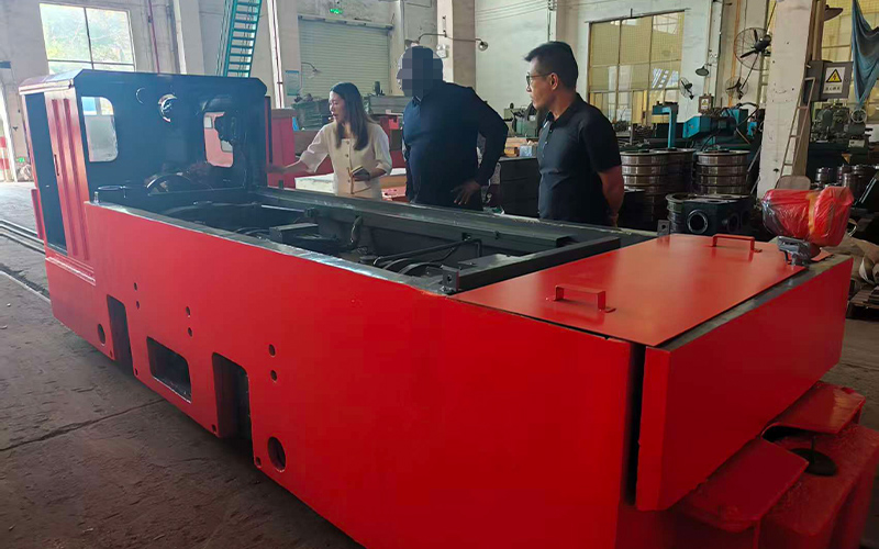 海外煤礦客戶(hù)來(lái)礦用電機(jī)車(chē)廠家考察2.jpg